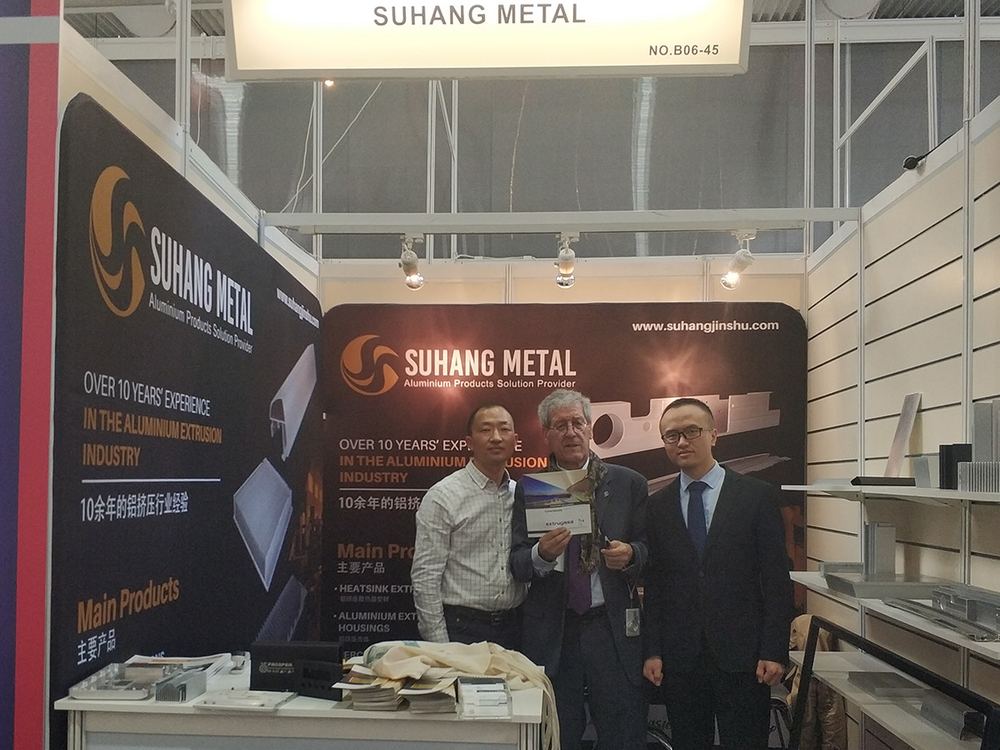 European client inspecting CNC aluminum parts at Suhang Metal factory